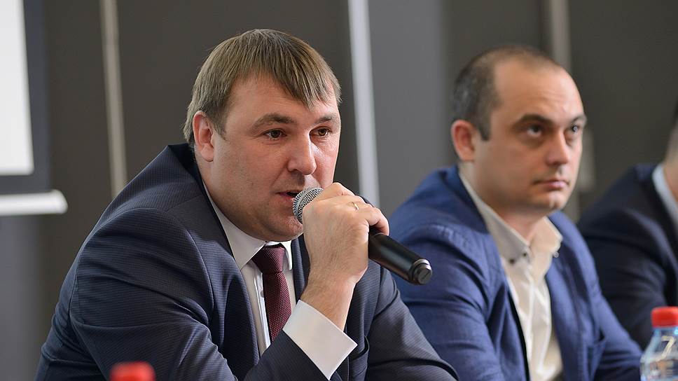 (Слева направо) Владимир Стрельников, управляющий розничным бизнесом ВТБ в Ростовской области; Ренат Адилов, заместитель председателя комитета по информационным технологиям и автоматизации бизнеса при ОПОРЕ РОССИИ Ростовской области