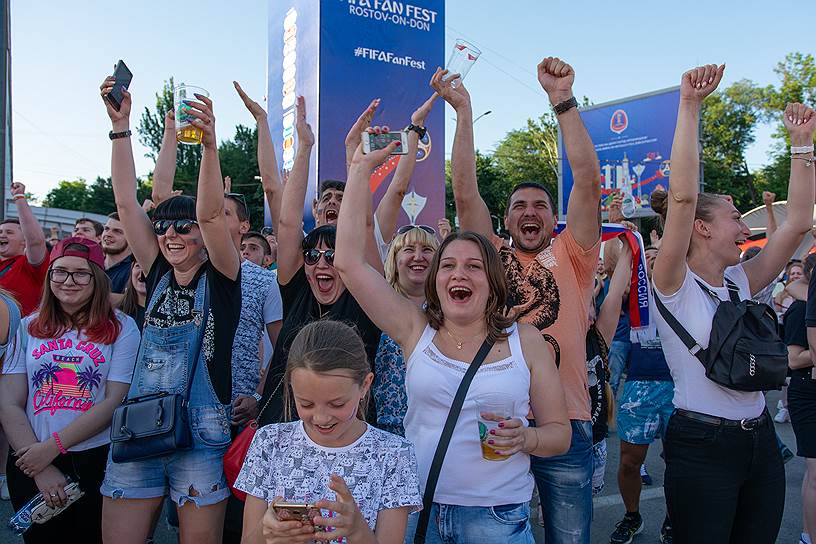 Открытие &quot;фестиваля болельщиков ЧМ 2018&quot;. Болельщики в фан-зоне, на Театральной площади