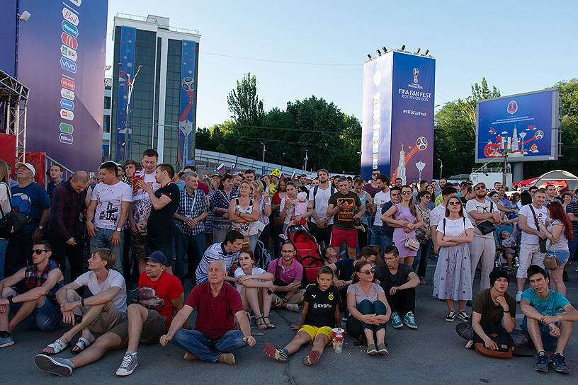 Открытие &quot;фестиваля болельщиков ЧМ 2018&quot;. Болельщики в фан-зоне, на Театральной площади