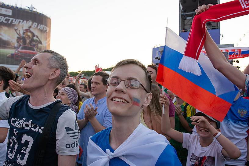 Открытие &quot;фестиваля болельщиков ЧМ 2018&quot;. Болельщики в фан-зоне, на Театральной площади