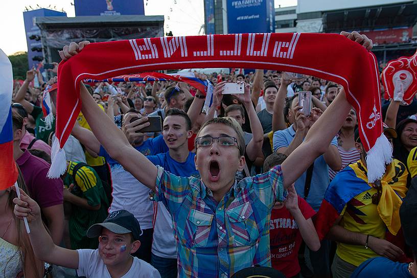 Открытие &quot;фестиваля болельщиков ЧМ 2018&quot;. Болельщики в фан-зоне, на Театральной площади