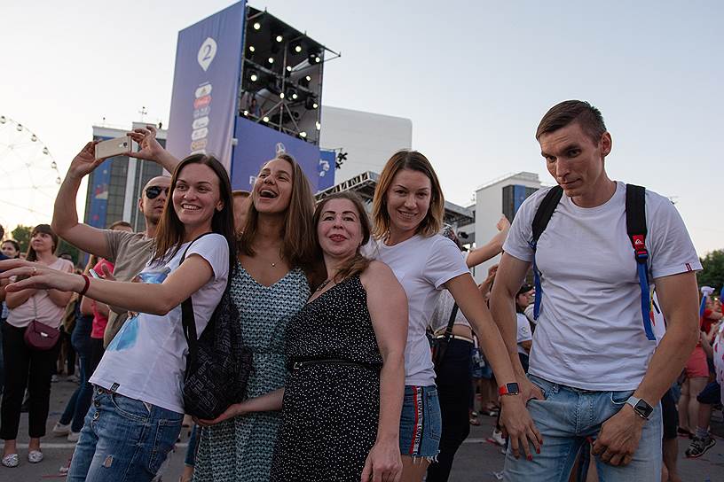 Открытие &quot;фестиваля болельщиков ЧМ 2018&quot;. Болельщики в фан-зоне, на Театральной площади