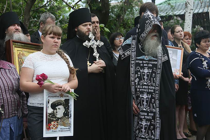 Молебен на братской могиле и шествие &quot;Бессмертный полк&quot; в станице Старочеркасская