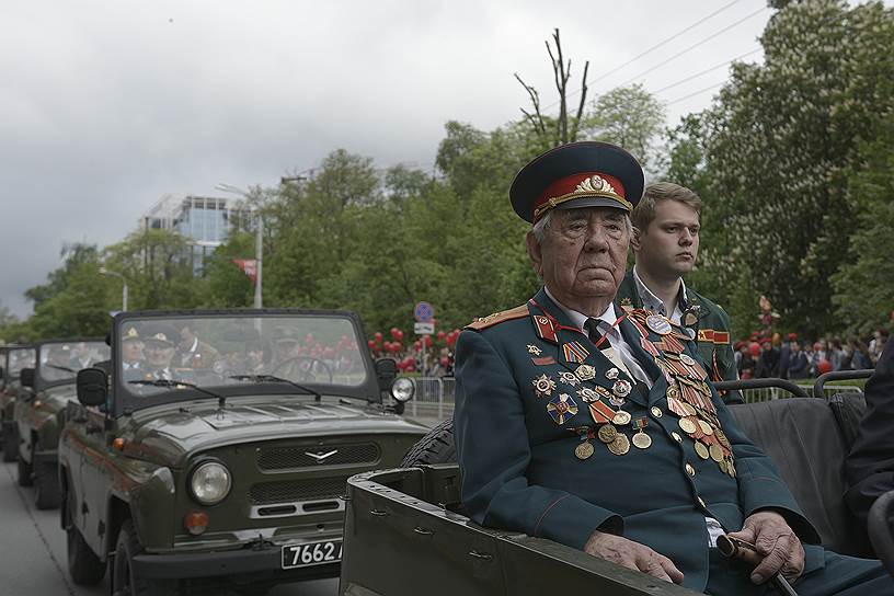 Военный парад, посвященный 74 годовщине Победы в Великой отечественной войне на Театральной площади.