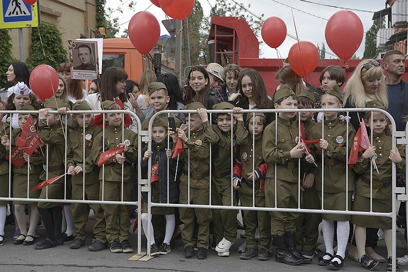 Военный парад, посвященный 74 годовщине Победы в Великой отечественной войне на Театральной площади.