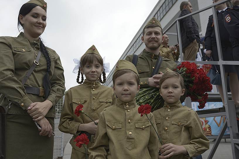 Военный парад, посвященный 74 годовщине Победы в Великой отечественной войне на Театральной площади.