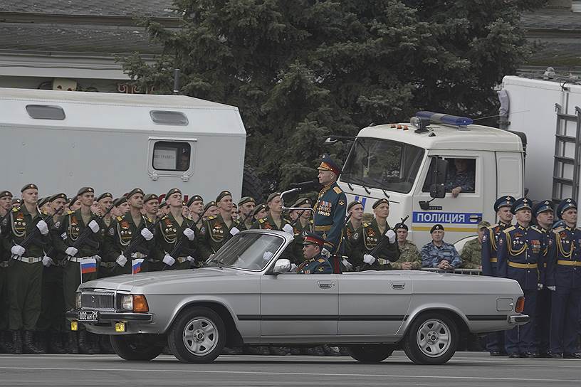 Военный парад, посвященный 74 годовщине Победы в Великой отечественной войне на Театральной площади.