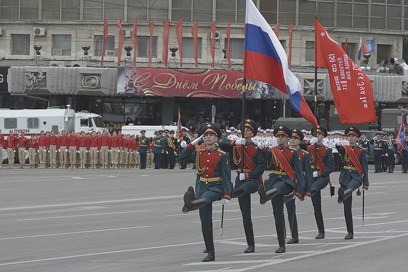 Военный парад, посвященный 74 годовщине Победы в Великой отечественной войне на Театральной площади.