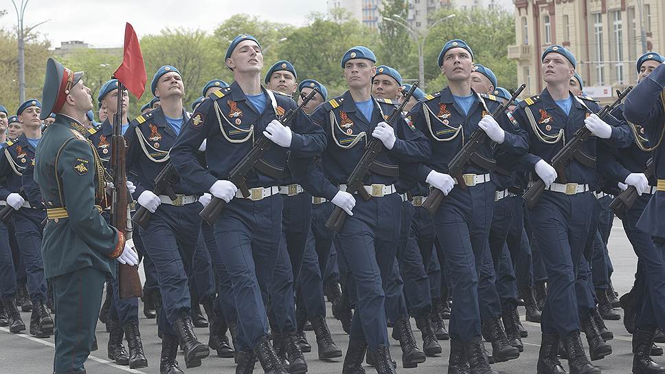 Военный парад, посвященный 74 годовщине Победы в Великой отечественной войне на Театральной площади.