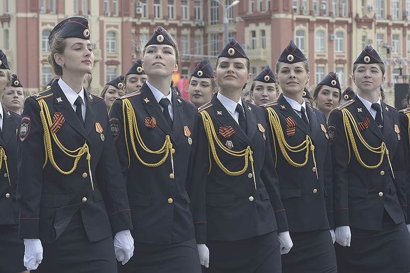 Военный парад, посвященный 74 годовщине Победы в Великой отечественной войне на Театральной площади.