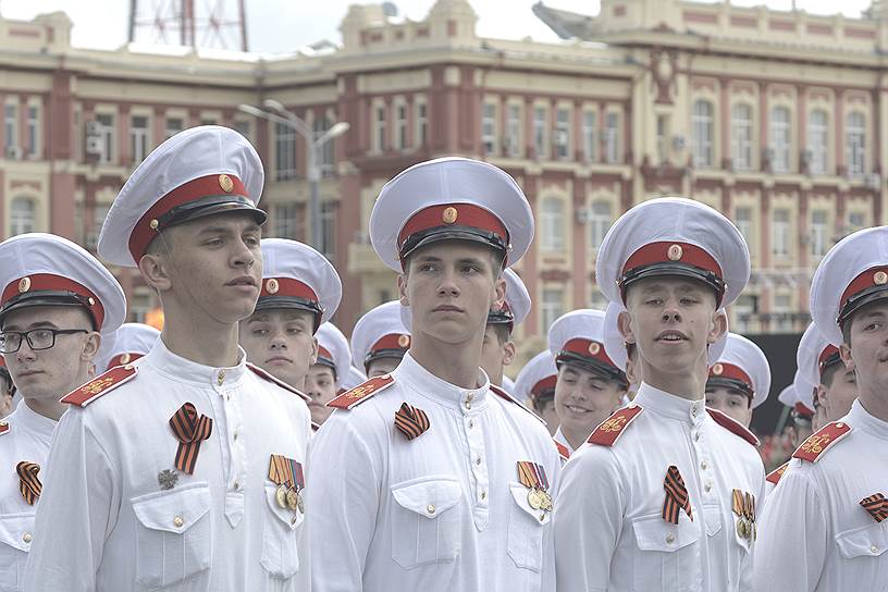 Военный парад, посвященный 74 годовщине Победы в Великой отечественной войне на Театральной площади.