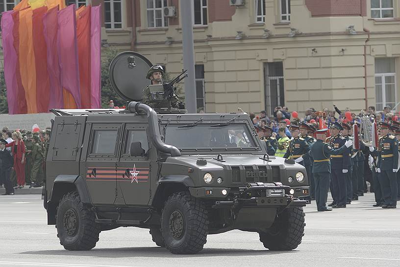 Военный парад, посвященный 74 годовщине Победы в Великой отечественной войне на Театральной площади.