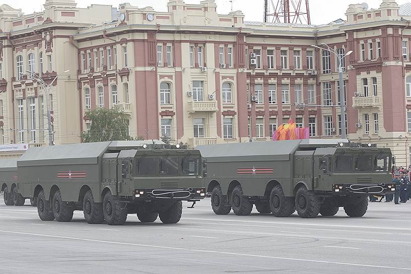 Военный парад, посвященный 74 годовщине Победы в Великой отечественной войне на Театральной площади.