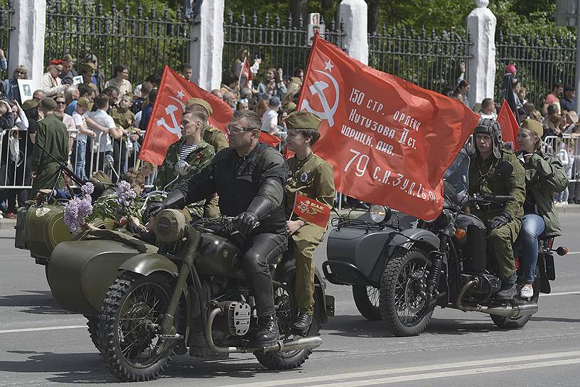 Военный парад, посвященный 74 годовщине Победы в Великой отечественной войне на Театральной площади.