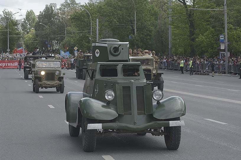 Военный парад, посвященный 74 годовщине Победы в Великой отечественной войне на Театральной площади.