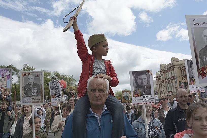 Шествие &quot;Бессмертный полк&quot;, на Театральной площади.