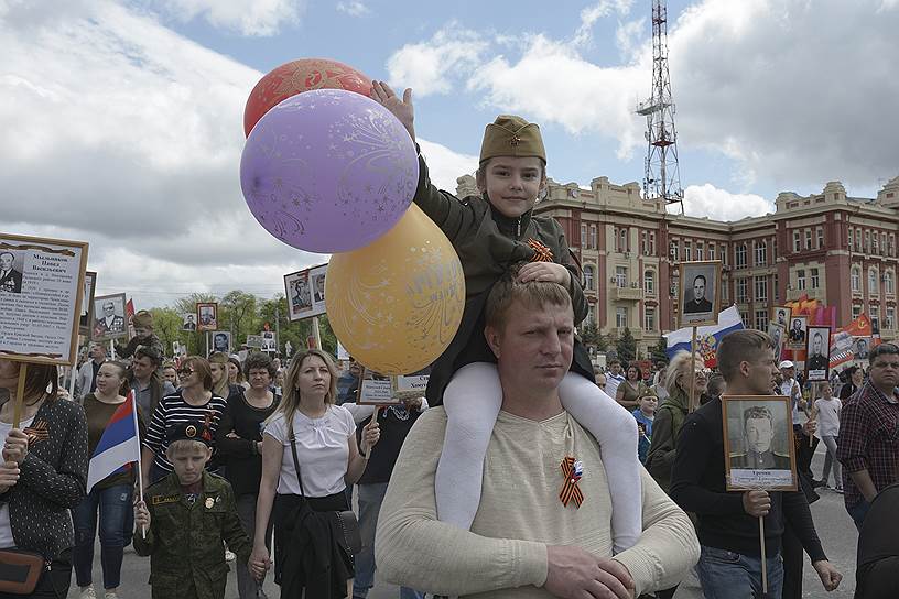 Шествие &quot;Бессмертный полк&quot;, на Театральной площади.