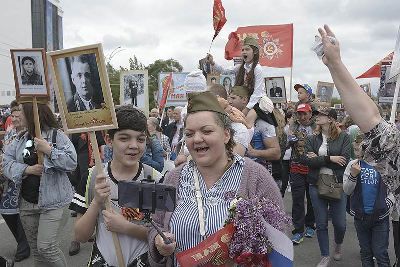 Шествие &quot;Бессмертный полк&quot;, на Театральной площади.