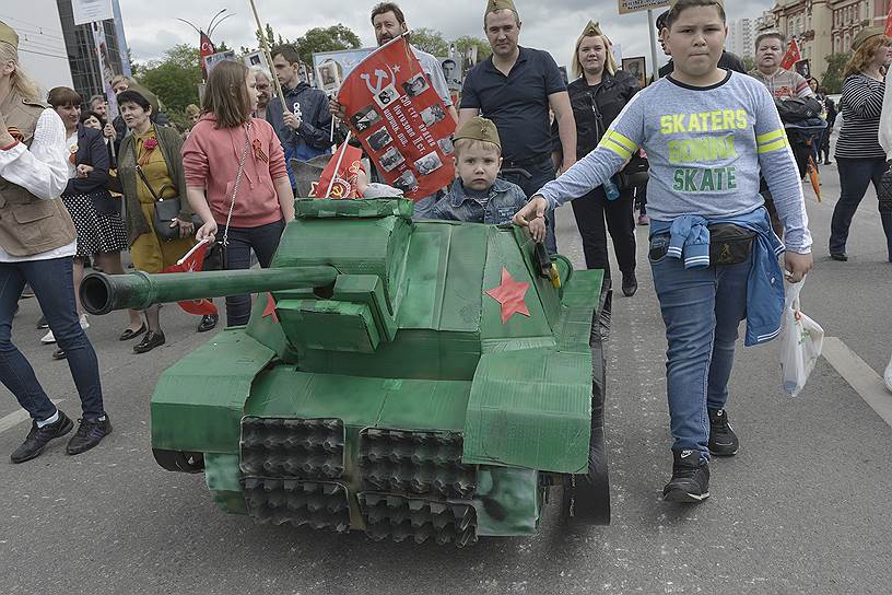 Шествие &quot;Бессмертный полк&quot;, на Театральной площади.