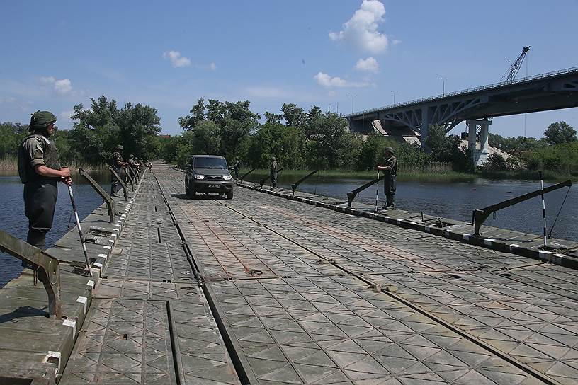 Наведение инженерами Вооруженных Сил России Южного военного округа (ЮВО) понтонно-мостовой переправы через реку Северский Донец, на время ремонта моста по федеральной трассе М4-Дон