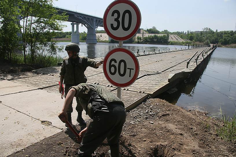 Наведение инженерами Южного военного округа (ЮВО) понтонно-мостовой переправы через реку Северский Донец, на время ремонта моста по федеральной трассе М4-Дон