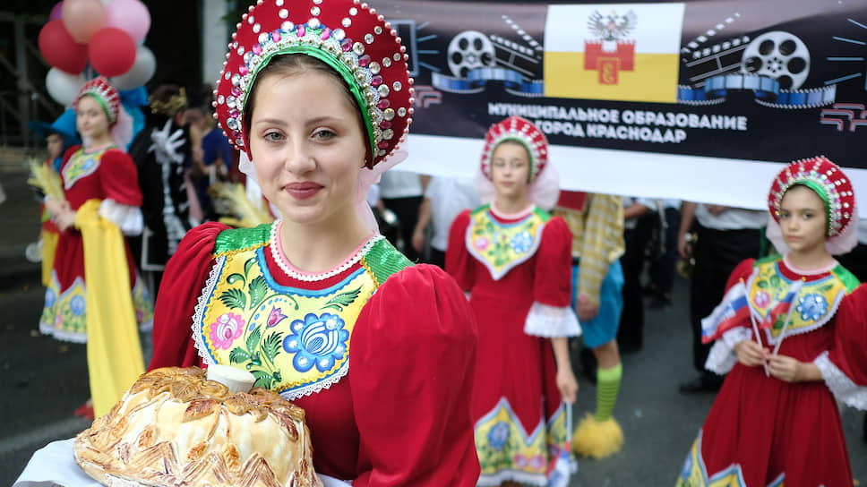 Всероссийская акция «Ночь кино» прошла в Краснодарском крае. В Краснодаре акция открылась марш-парадом духовых оркестров и театрализованным шествием персонажей из отечественных фильмов и мультфильмов