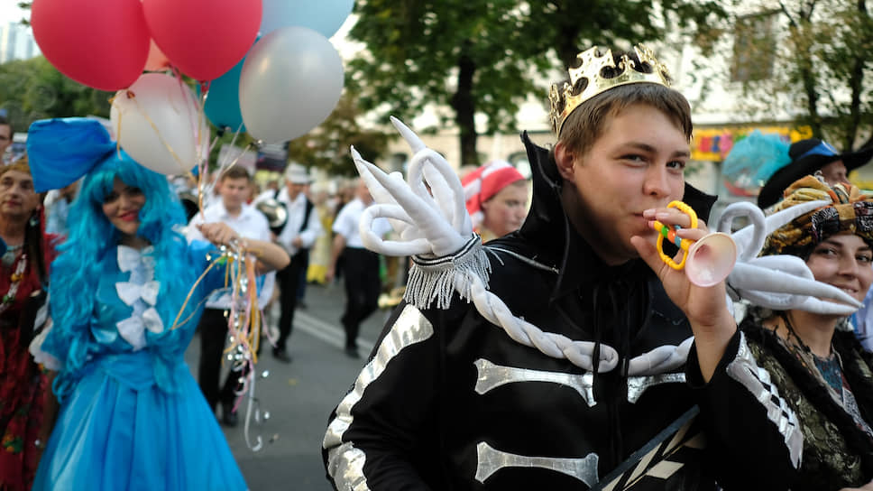 Всероссийская акция «Ночь кино» прошла в Краснодарском крае. В Краснодаре акция открылась марш-парадом духовых оркестров и театрализованным шествием персонажей из отечественных фильмов и мультфильмов