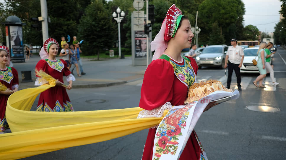 Всероссийская акция «Ночь кино» прошла в Краснодарском крае. В Краснодаре акция открылась марш-парадом духовых оркестров и театрализованным шествием персонажей из отечественных фильмов и мультфильмов