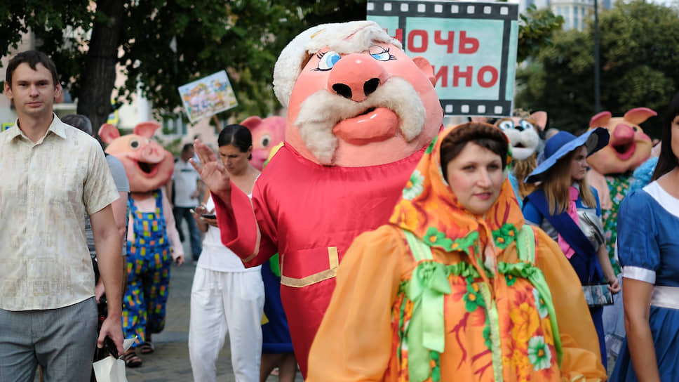 Всероссийская акция «Ночь кино» прошла в Краснодарском крае. В Краснодаре акция открылась марш-парадом духовых оркестров и театрализованным шествием персонажей из отечественных фильмов и мультфильмов