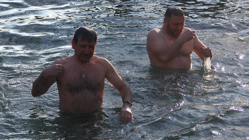 
Праздник Крещения Господня. Верующие во время Крещенских купаний в источнике Гремучий - родник святого Серафима Саровского.