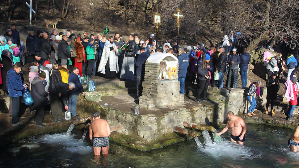 
Праздник Крещения Господня. Верующие во время Крещенских купаний в источнике Гремучий - родник святого Серафима Саровского.