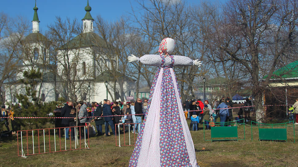 Празднование &quot;Широкой Масленицы&quot; в станице Старочеркасская. Чучело Масленицы.