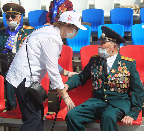 Военный парад на Театральной площади, посвященный 75-летию Победы в Великой отечественной войне. Ветераны на зрительской трибуне во время парада.