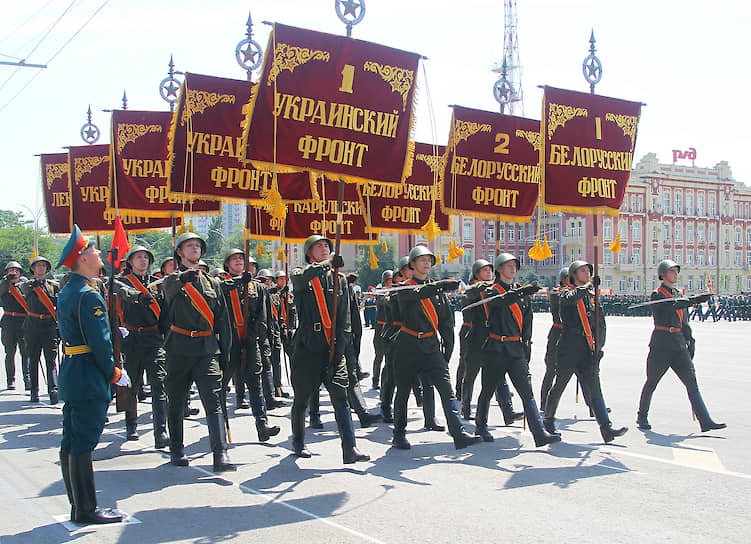 Военный парад на Театральной площади, посвященный 75-летию Победы в Великой отечественной войне. Военнослужащие с флагами и штандартами фронтов во время парада.