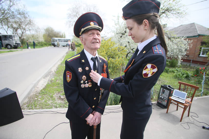 Акция &quot;Парад у дома Ветерана&quot; в преддверии 76-й годовщины Победы в Великой Отечественной войне. Ветеран Великой Отечественной войны Петр Павлович Голышкин у себя дома