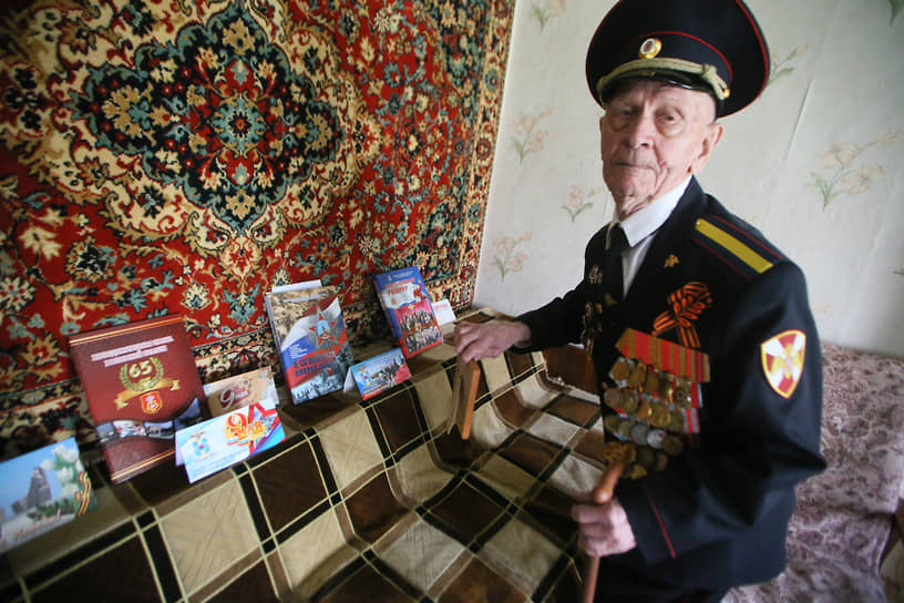 Акция &quot;Парад у дома Ветерана&quot; в преддверии 76-й годовщины Победы в Великой Отечественной войне. Ветеран Великой Отечественной войны Петр Павлович Голышкин у себя дома