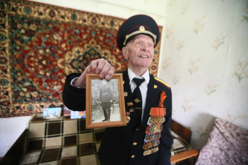 Акция &quot;Парад у дома Ветерана&quot; в преддверии 76-й годовщины Победы в Великой Отечественной войне. Ветеран Великой Отечественной войны Петр Павлович Голышкин у себя дома