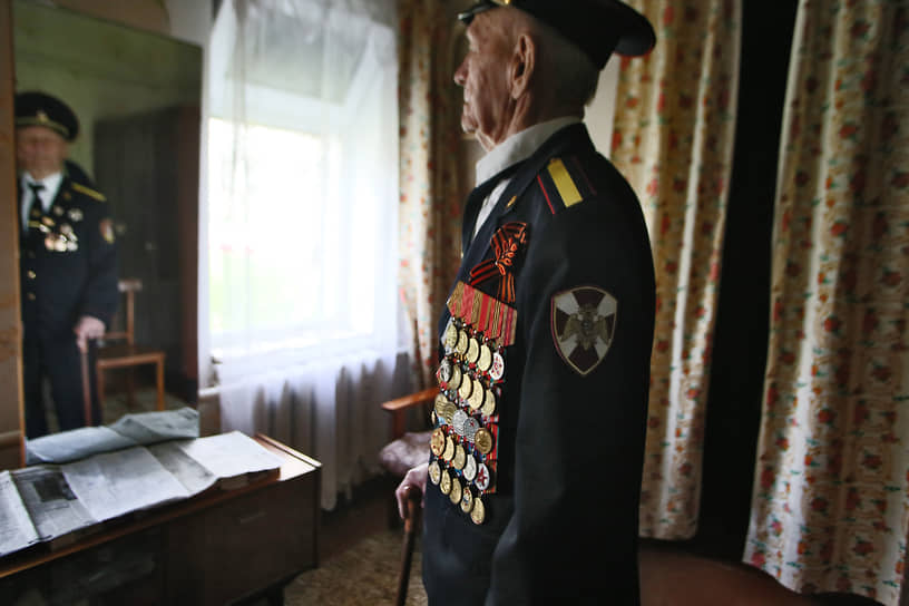 Акция &quot;Парад у дома Ветерана&quot; в преддверии 76-й годовщины Победы в Великой Отечественной войне. Ветеран Великой Отечественной войны Петр Павлович Голышкин у себя дома