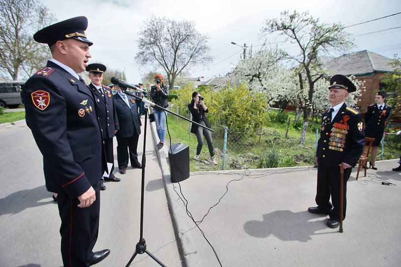 Акция &quot;Парад у дома Ветерана&quot; в преддверии 76-й годовщины Победы в Великой Отечественной войне . Поздравление офицерами территориального Управления Росгвардии ветерана Великой Отечественной войны Петра Павловича Голышкина