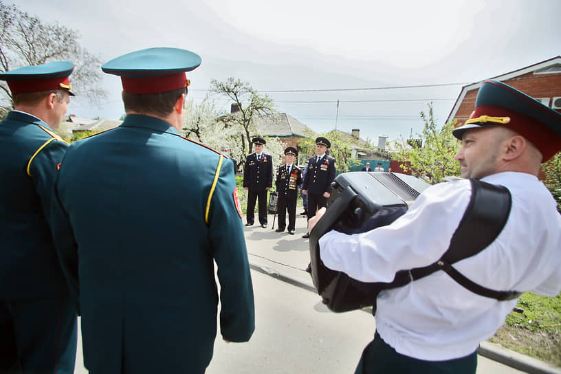 Акция &quot;Парад у дома Ветерана&quot; в преддверии 76-й годовщины Победы в Великой Отечественной войне . Поздравление офицерами территориального Управления Росгвардии ветерана Великой Отечественной войны Петра Павловича Голышкина