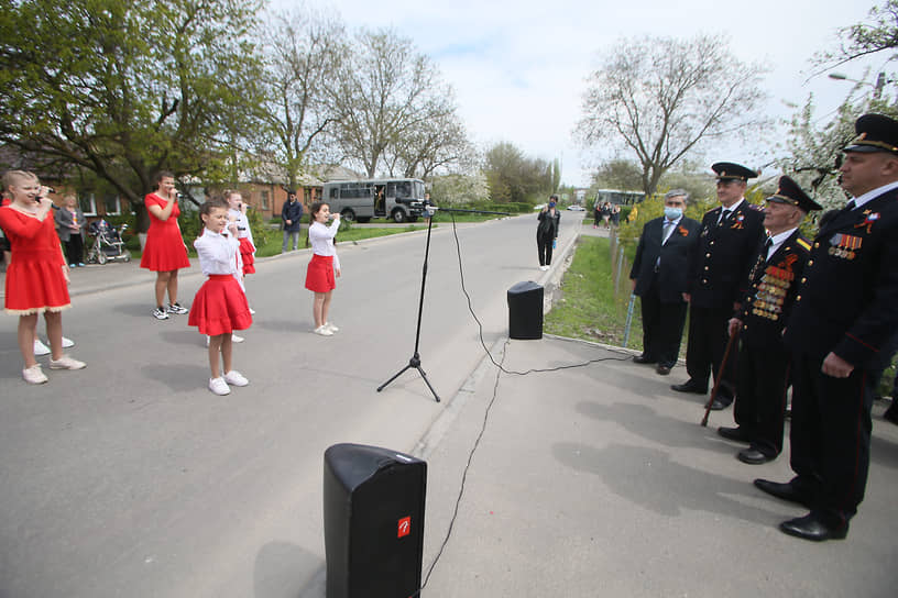 Акция &quot;Парад у дома Ветерана&quot; в преддверии 76-й годовщины Победы в Великой Отечественной войне. Ветеран Великой Отечественной войны Петр Павлович Голышкин у себя дома