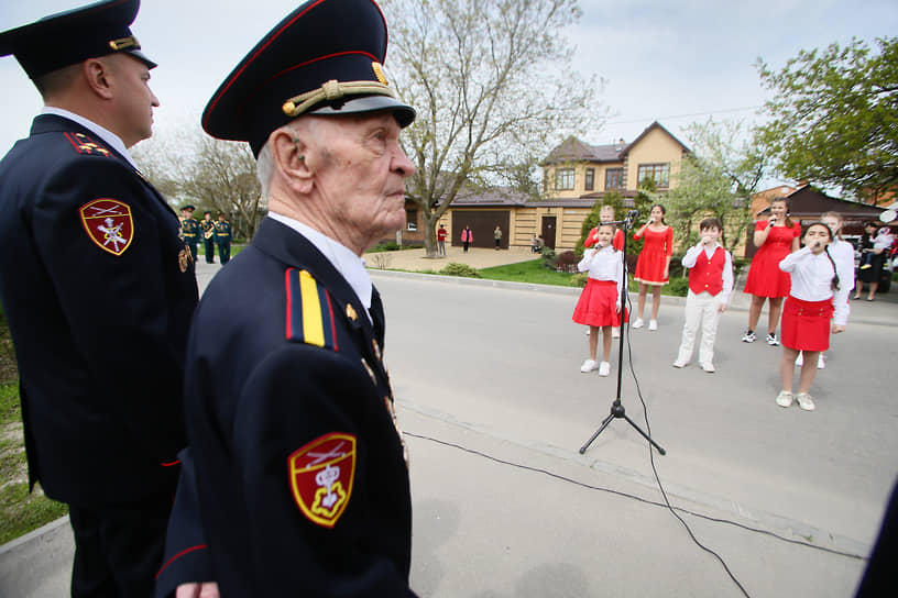 Акция &quot;Парад у дома Ветерана&quot; в преддверии 76-й годовщины Победы в Великой Отечественной войне . Поздравление офицерами территориального Управления Росгвардии ветерана Великой Отечественной войны Петра Павловича Голышкина