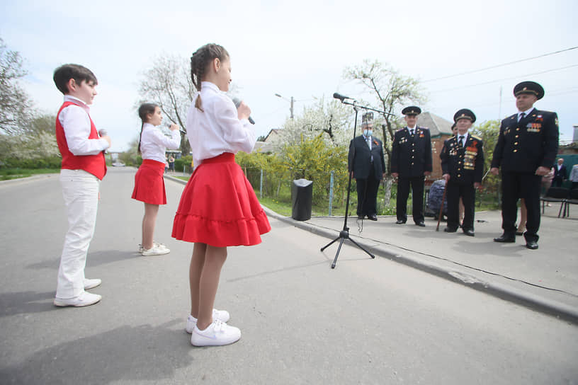 Акция &quot;Парад у дома Ветерана&quot; в преддверии 76-й годовщины Победы в Великой Отечественной войне. Ветеран Великой Отечественной войны Петр Павлович Голышкин у себя дома