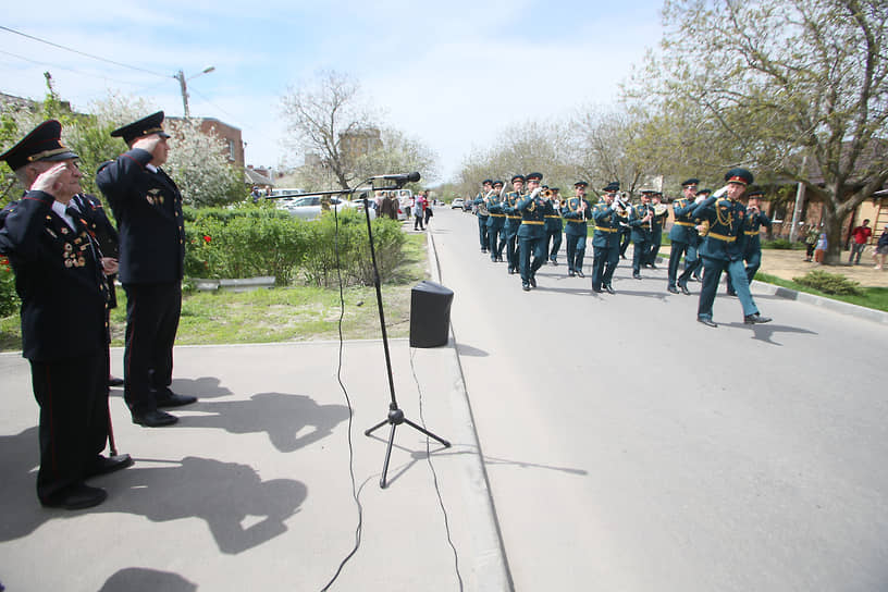 В Ростове-на-Дону офицеры территориального Управления Росгвардии посвятили 95-летнему участнику Великой Отечественной войны «Парад у дома Ветерана»