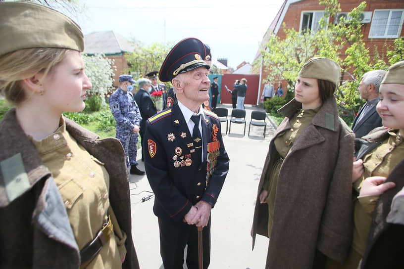 Акция &quot;Парад у дома Ветерана&quot; в преддверии 76-й годовщины Победы в Великой Отечественной войне. Ветеран Великой Отечественной войны Петр Павлович Голышкин у себя дома