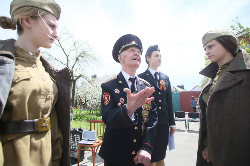 Акция &quot;Парад у дома Ветерана&quot; в преддверии 76-й годовщины Победы в Великой Отечественной войне. Ветеран Великой Отечественной войны Петр Павлович Голышкин у себя дома