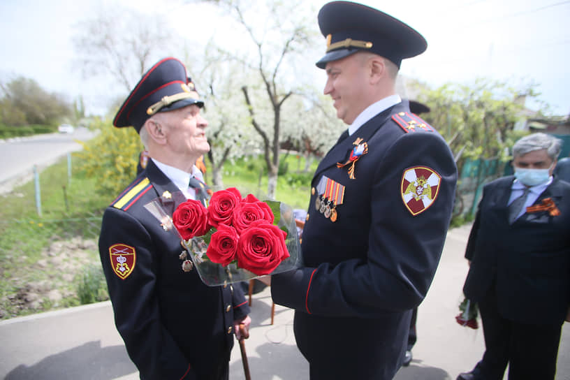 Акция &quot;Парад у дома Ветерана&quot; в преддверии 76-й годовщины Победы в Великой Отечественной войне. Ветеран Великой Отечественной войны Петр Павлович Голышкин у себя дома