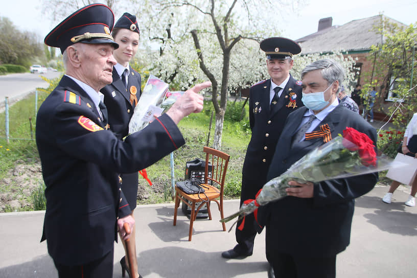 Акция &quot;Парад у дома Ветерана&quot; в преддверии 76-й годовщины Победы в Великой Отечественной войне. Ветеран Великой Отечественной войны Петр Павлович Голышкин у себя дома
