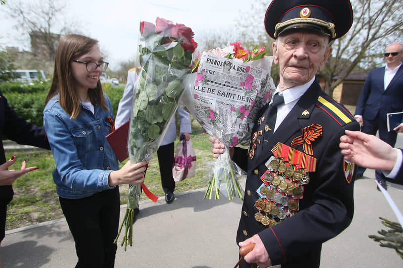 Акция &quot;Парад у дома Ветерана&quot; в преддверии 76-й годовщины Победы в Великой Отечественной войне. Ветеран Великой Отечественной войны Петр Павлович Голышкин у себя дома