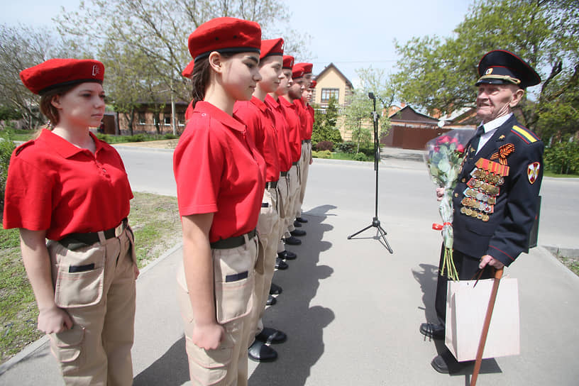 Акция &quot;Парад у дома Ветерана&quot; в преддверии 76-й годовщины Победы в Великой Отечественной войне. Ветеран Великой Отечественной войны Петр Павлович Голышкин у себя дома